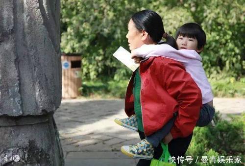 瓜子|孙女把爷爷打扮成“美杜莎”,老人淡定嗑瓜子,网友:同款爷爷