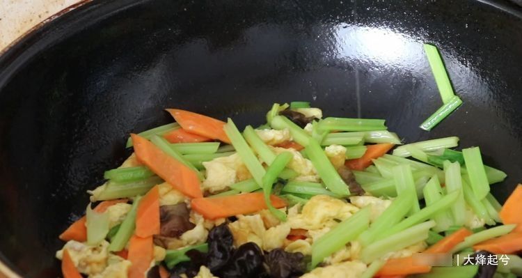 炒芹菜，别直接下锅炒，大厨教你，多加一步，比吃肉都香