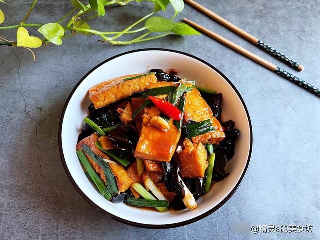 冬季，除鱼肉外还要常吃“它”，配2样食材一焖，比肉更香更营养