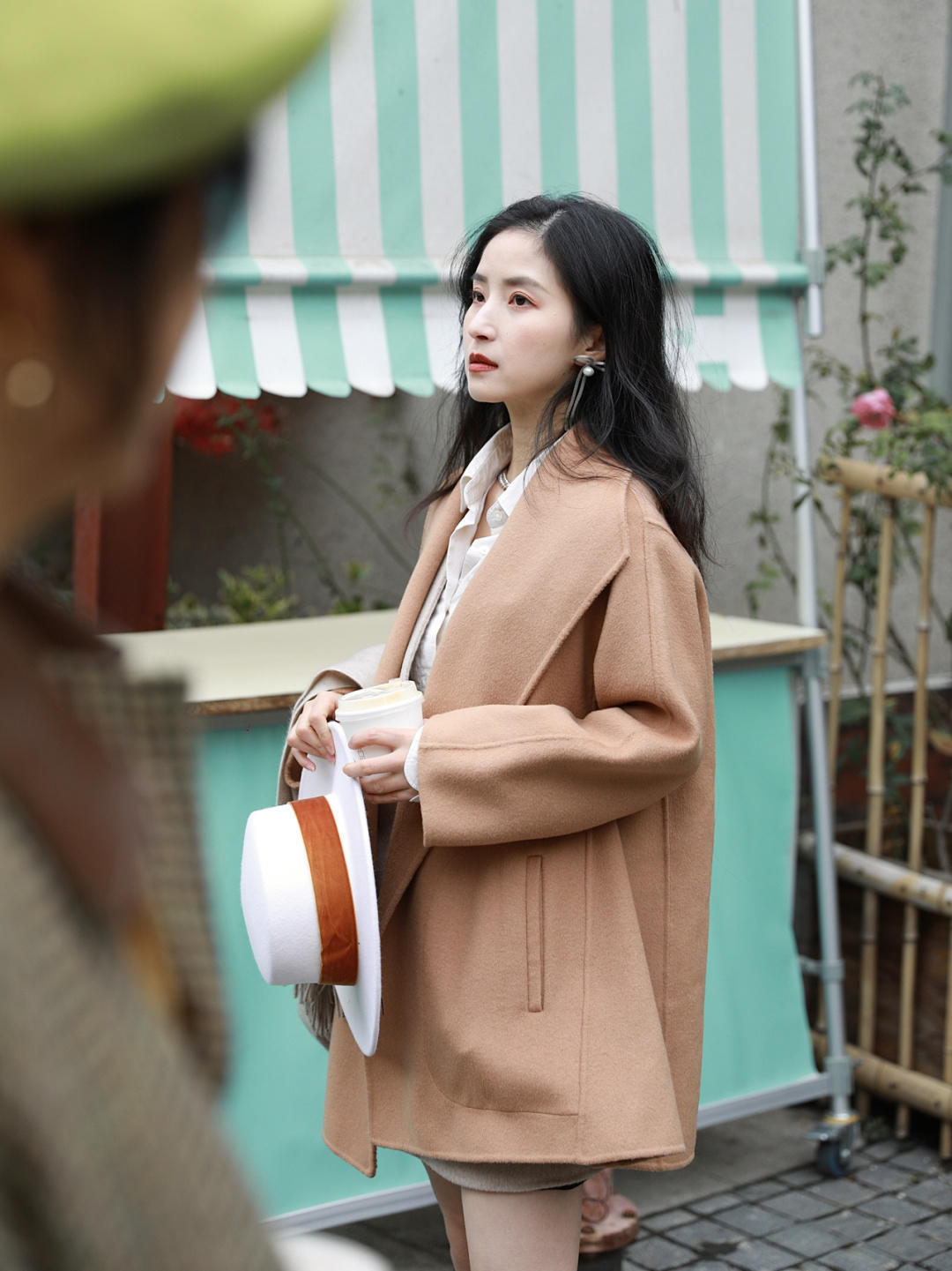 大衣|斗篷大衣才是冬季的最浪漫穿搭,借鉴4个实用款式,帮你赢得优雅