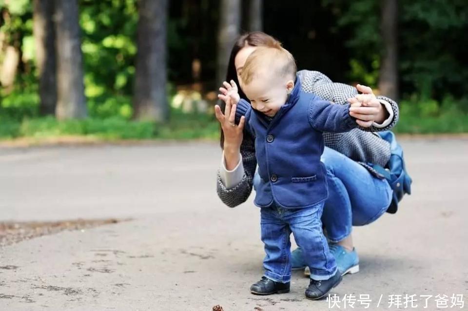 宝宝|心疼!宝宝学走路摔倒后不服气,爬起来继续摔,旁边妈妈笑翻了