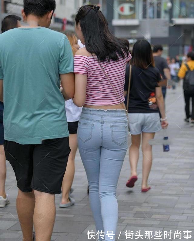 衣服 红白条纹肩外套搭配牛仔裤，清新优雅，充满活力！