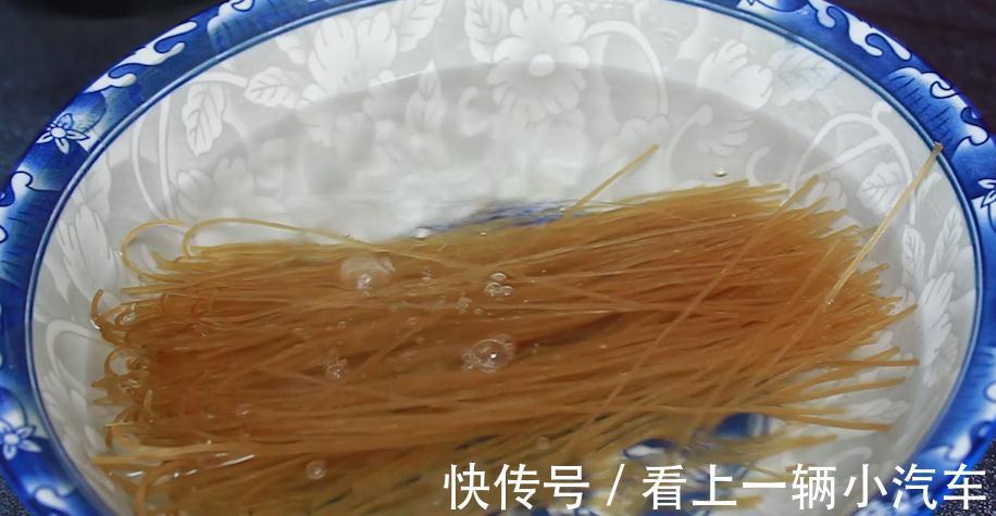 炒粉条时，最忌直接下锅炒，教你一招，不粘锅还不坨，筋道好吃