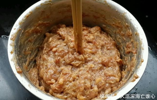 包肉馅饺子,调肉馅时只放“4样”,饺子鲜香味美,还流油流汁