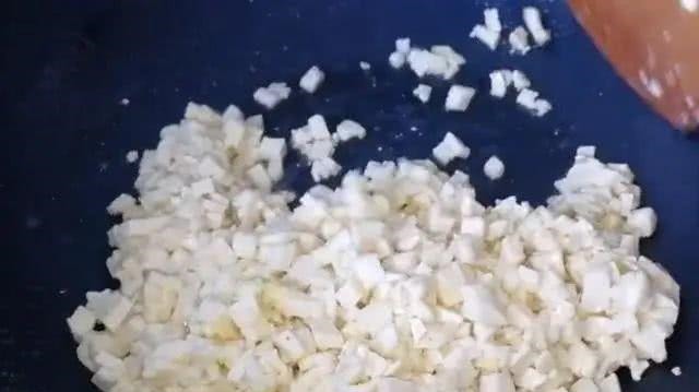 包饺子别放肉和鸡蛋了，用它做馅料，比肉饺子还香，营养还补钙