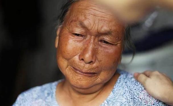 奶奶|1岁宝宝掉下床,奶奶的这个举动让娃没了呼吸,很多家长不知道