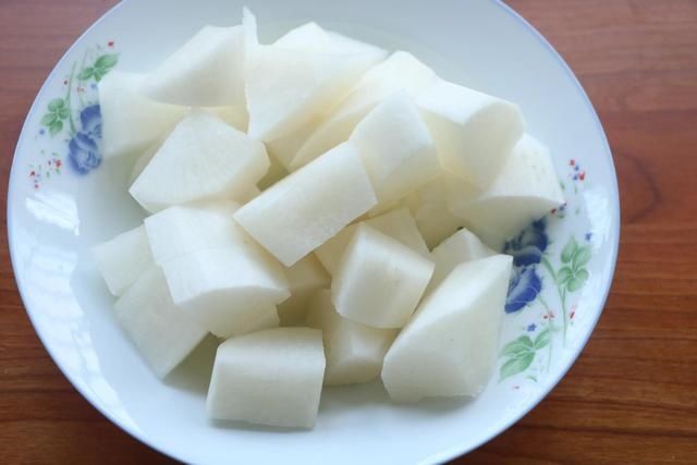 冬吃萝卜夏吃姜,加上3个鸡腿炖一锅,就是一道百吃不腻的好菜