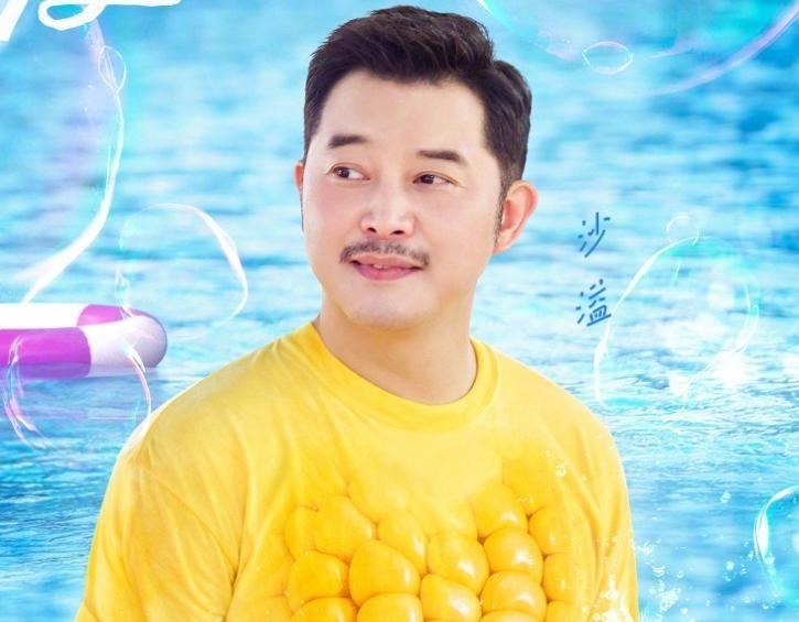 《奔跑吧》新一期海报，全员统一穿白色衣服，唯独两个人例外！