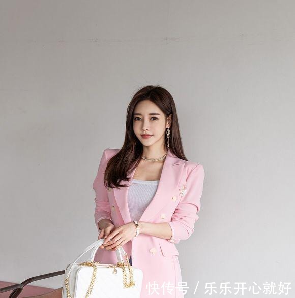 粉红|女神孙允珠粉红休闲西装搭配牛仔裤，妩媚又休闲