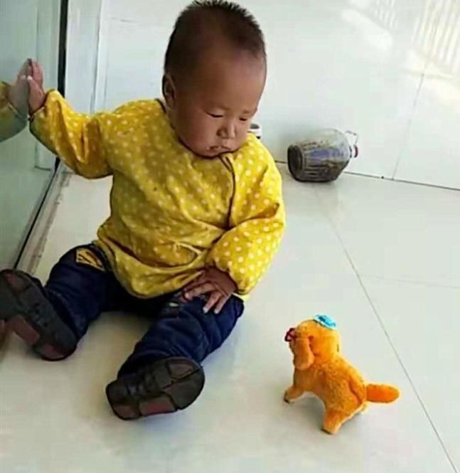 怪物|妈妈好心给宝宝买了电动狗,孩子把玩具当怪物了,惊吓的可不轻