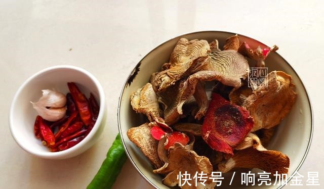 农村岳父寄来一大袋菌菇干,炒了一盘晒朋友圈火了,电话响个不停!