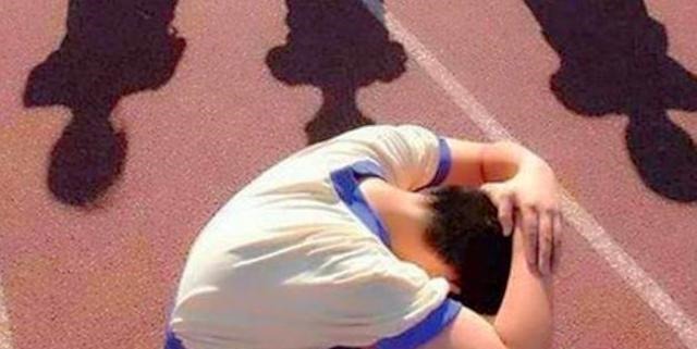 小学毕业册|最“毒”小学毕业册火了,字里行间满满恶意,现在的孩子怎么了?