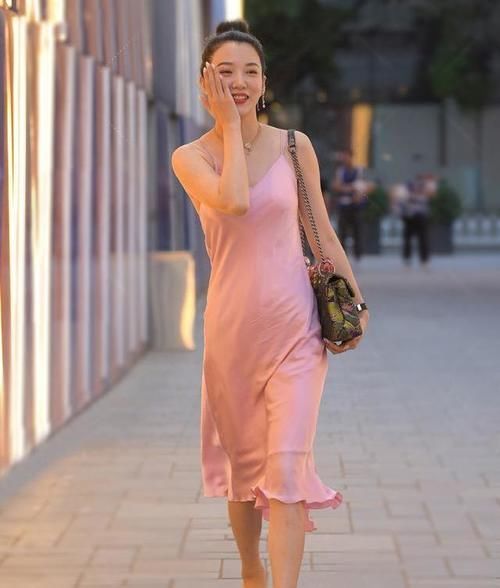 粉血色 美女脚上搭配上一双黑色的尖头高跟鞋，富有都市女性的时尚风格