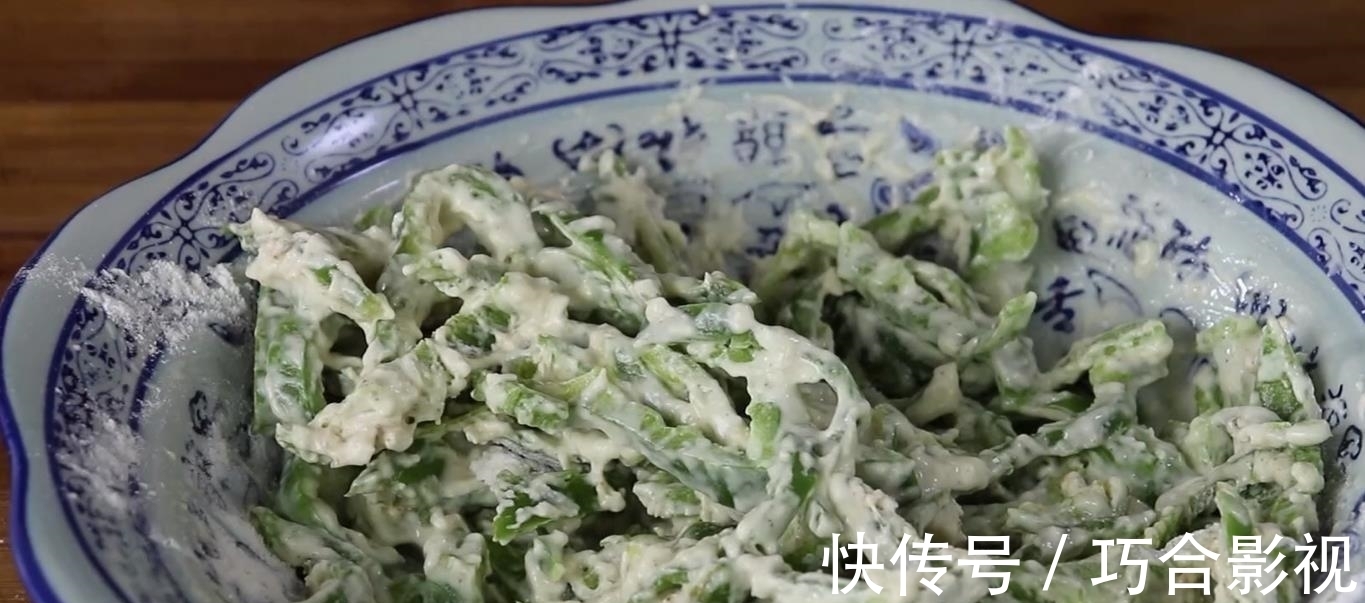 青椒别炒着吃了,加1碗面粉,教你1个新做法,比大鱼大肉还好吃