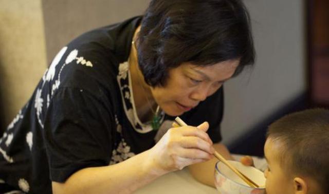 安全意识|“霸气爷爷”走红网络,下雨天带孙子出门,超豪华雨伞引路人围观