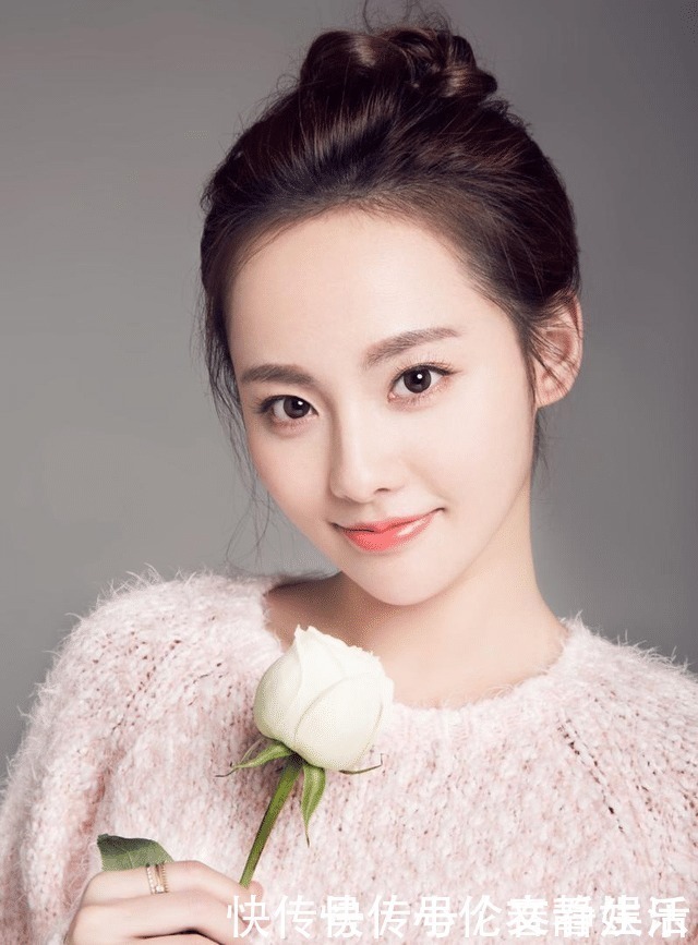 丸子头|冬天再懒也不要散着头发了,有静电,试试这3款扎发,洋气显脸小