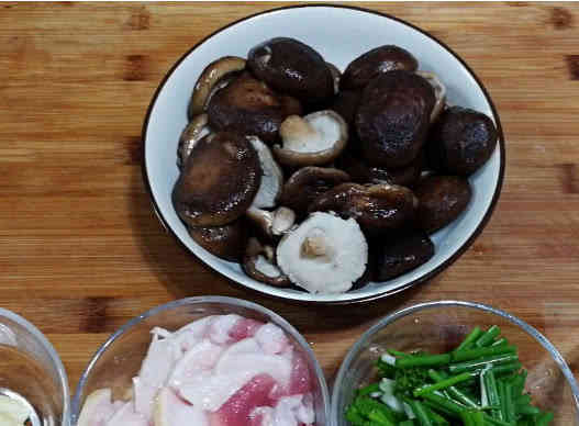 技巧|香菇炒肉怎么做才好吃,饭店大厨教你一个小技巧,好吃到停不下来