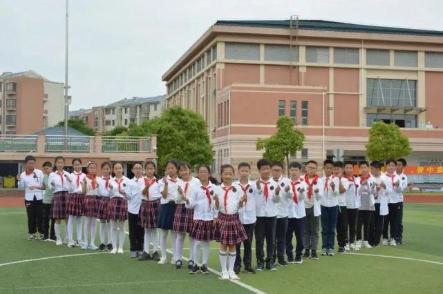 创意|恰同学少年！沪16区幼儿园、中小学创意毕业照来了