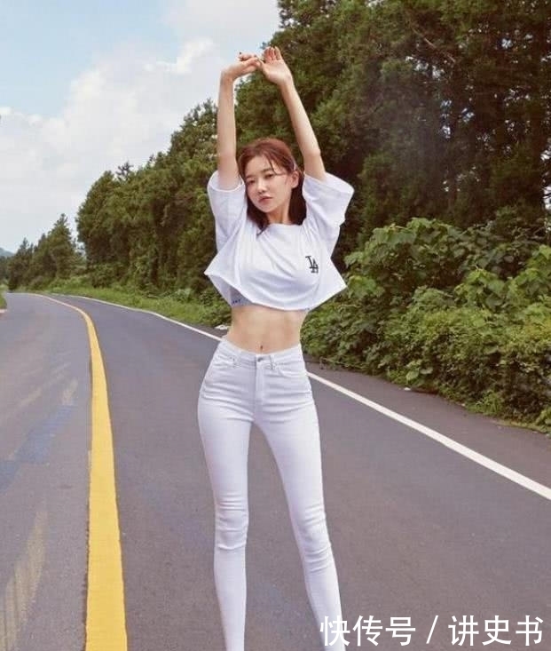 牛仔裤打扮的小姐姐俏皮可人,尽显淡淡的甜美感!