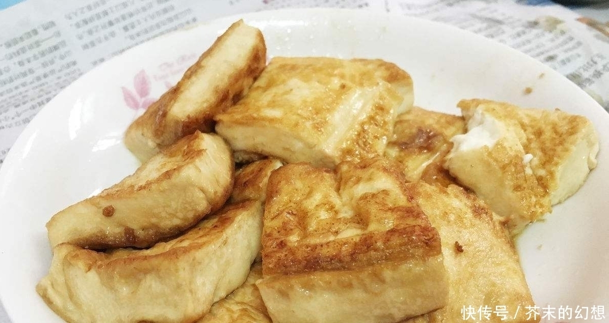  煎豆腐时，直接下锅万万不可，煎之前多加一个步骤，豆腐不粘锅