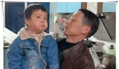 小宝|“吃醋宝宝”走红,只因妈妈多抱了一会姐姐,网友太委屈