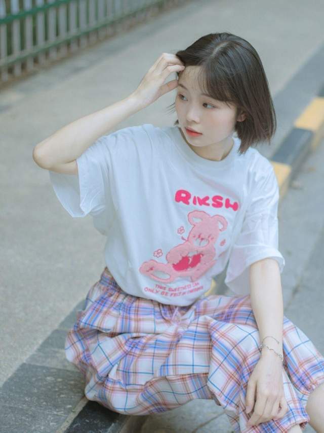 早秋|还在上学的女生可以这样穿,白色卫衣搭配百褶裙,款式百搭又休闲