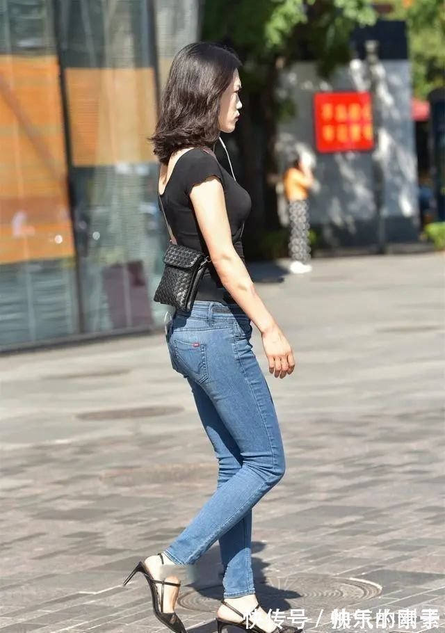 卡其色 时尚牛仔打底裤搭配甜美上衣,修身加细腿,打造比较复古风格