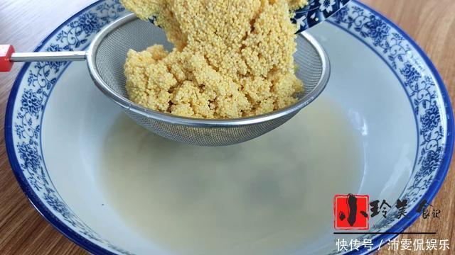 做成|小米加上一袋牛奶,做成小米糕,养胃易消化,暄软香甜,真好吃