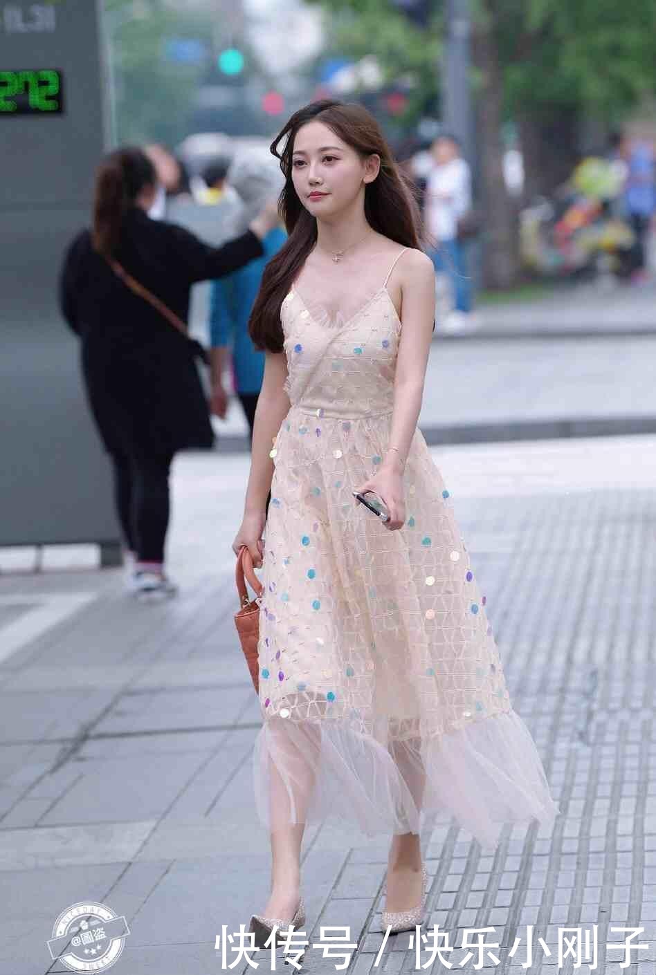 搭配|胯宽的连衣裙美女,简单搭配就能让造型美感进阶,特别好看