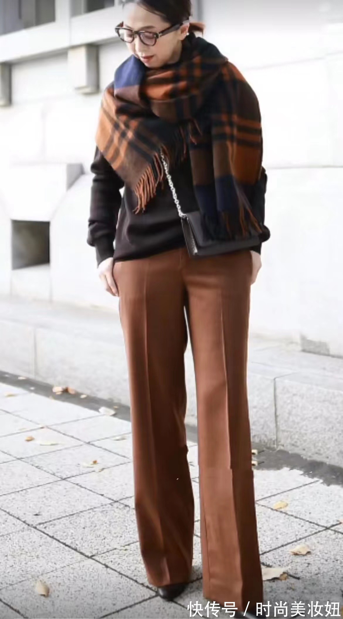 暖色调|奔四奔五的中年女人,建议多穿“优雅色”,用基础赢得优雅气质