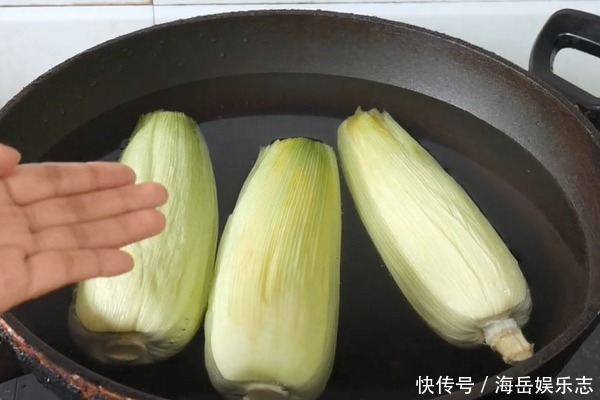 玉米的小窍|煮玉米别只放清水,锅里多加2样东西,玉米软糯香甜又好吃!