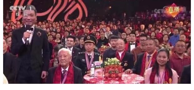 感动中国|为何春晚不对外售票，每次都“座无虚席”？都是谁在上面坐呢