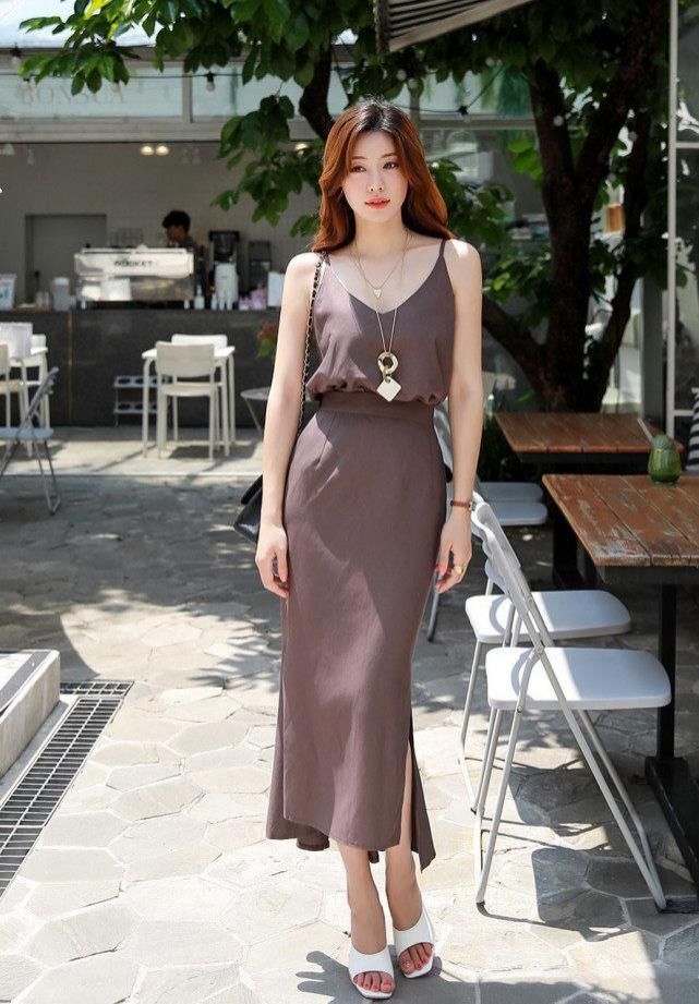 心动女生系列31咖啡色吊带连衣裙,时尚优雅尽显好身材