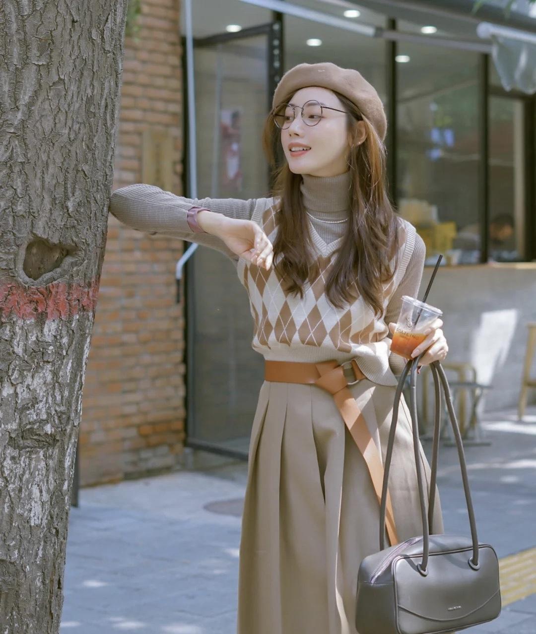 半身裙 秋冬季节怎么穿?针织开衫搭配百褶半身裙温柔优雅,美出了新高度