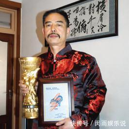 印刷体@65岁老人挑战邵岩,苦练“射墨”25年,一根针管射出标准印刷体