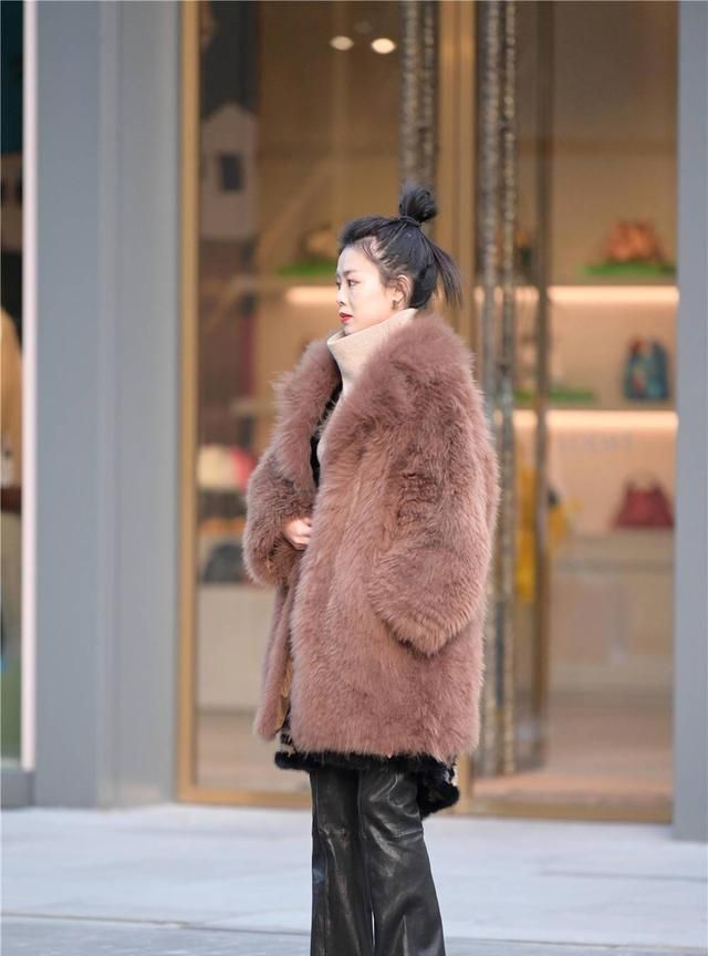 穿着皮草的女士,更有气质美,她们更喜欢冬天出门