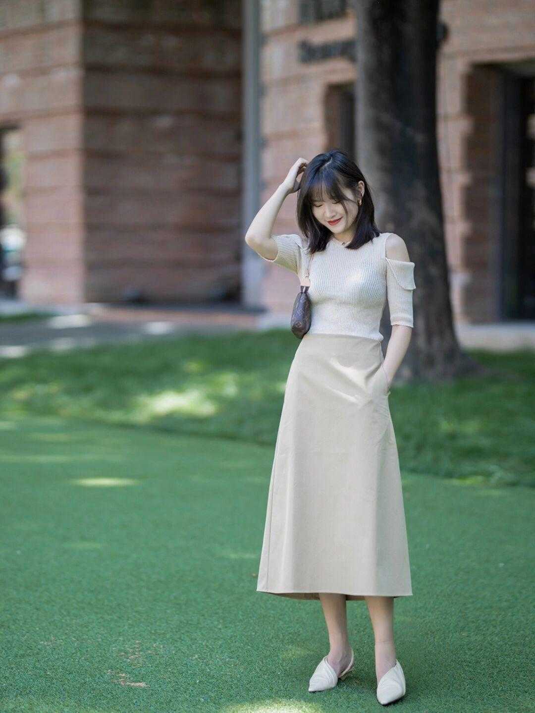 洋气|入秋，小个子适合走气质路线，黑色T恤配白色高腰直筒裤，超洋气