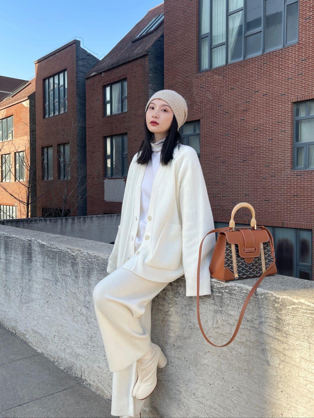 搭配 这才是冬季穿衣的典范,不刻意扮嫩,一件“毛衣”就足够