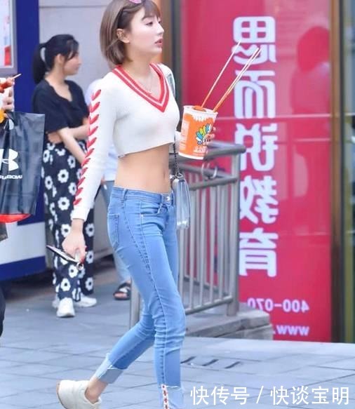 针织短装搭配牛仔修身长裤,给人的感觉却可以完全不同