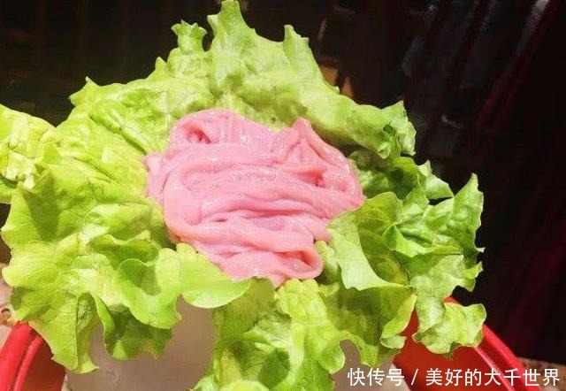 吃火锅时,肉下面为什么铺一片生菜,可以吃吗员工告诉你答案