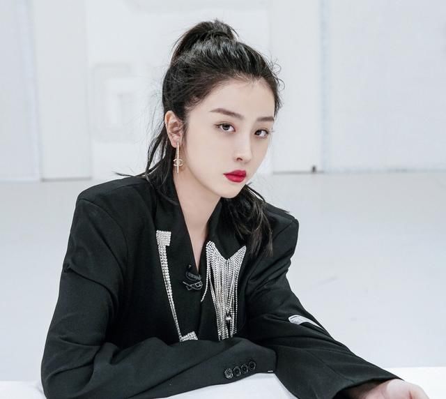 首轮公演舞台播出，刘雨欣反差萌吸睛，黑马学员票数引争议