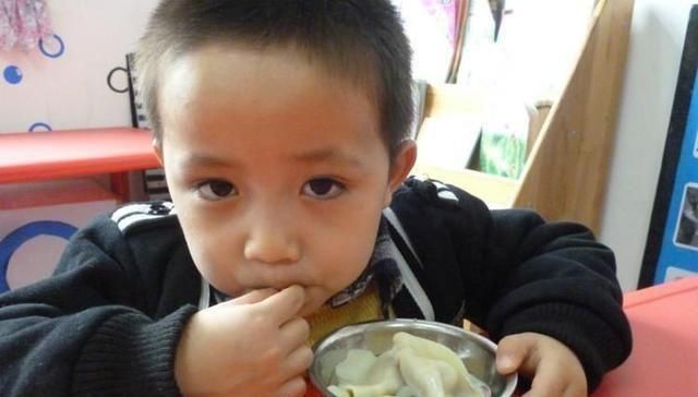 早餐|孩子早餐吃什么既饱腹又养脾胃，躲开3种“毒早餐”就行了