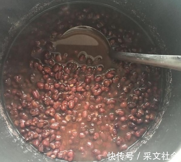 煮红豆,最忌泡好直接下锅煮!教你2招,8分钟快速出沙,颗颗开花