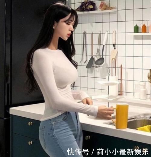 穿搭 美女穿搭:牛仔裤打底衫彰显女人温柔美,十分别致,时髦少女感觉