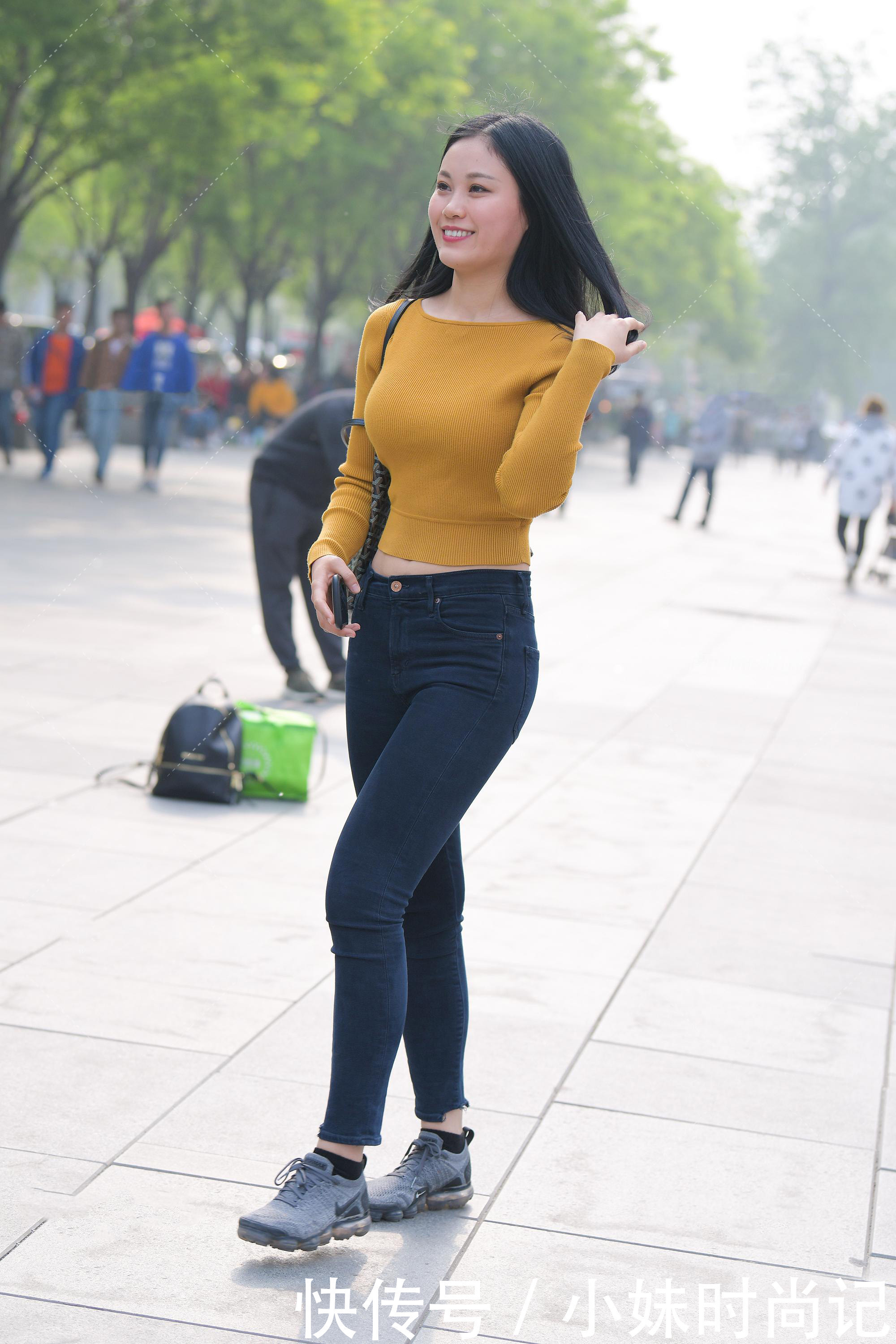 街拍穿牛仔裤时尚耐看又省心,让你轻松展现出自信靓丽的美