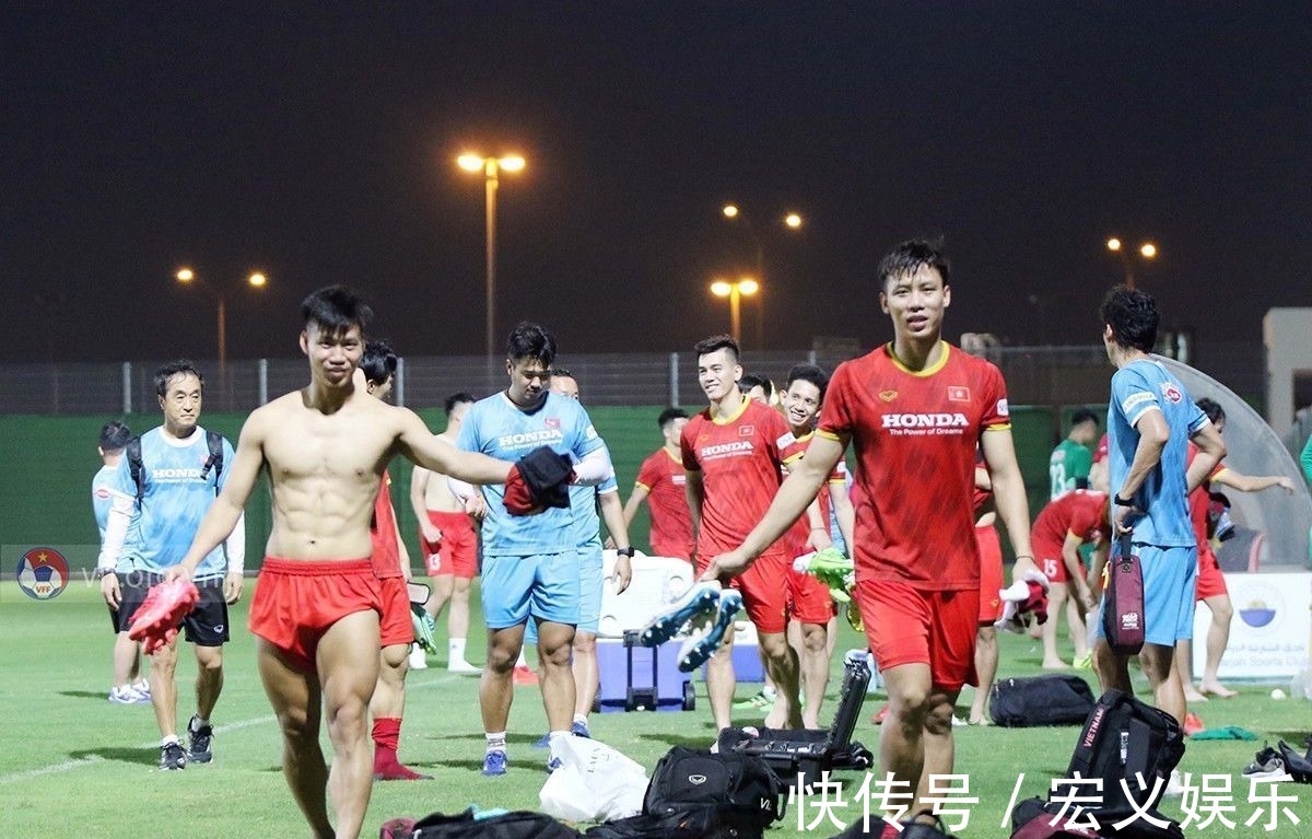 百米飞人|国足有身体优势?越南球员不服,亮出发达腹肌,秒杀李铁所有爱将