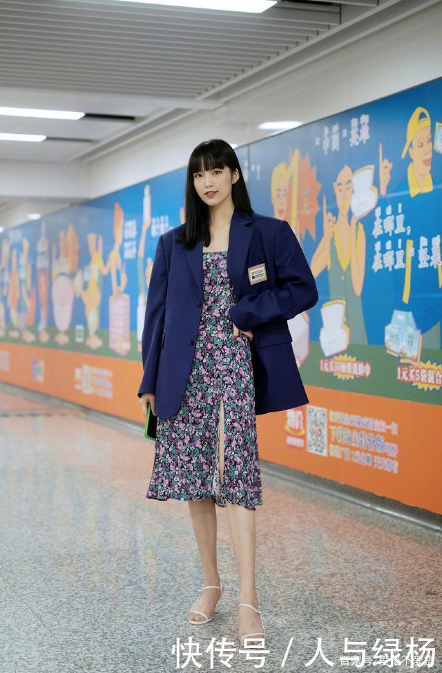 入秋后,尽量少穿裤子,今年流行“西装+裙子”,时髦又有范!