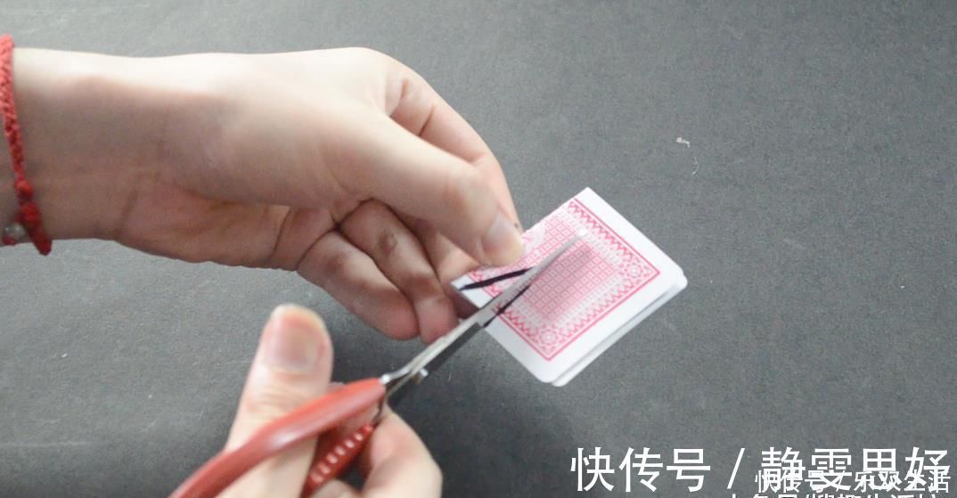 用处|用旧的扑克牌别再扔了, 剪几刀, 粘在厨房里超实用, 人人见了都夸好