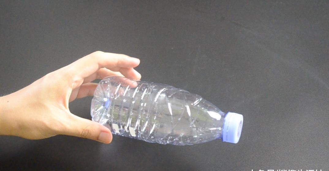 妙用|垃圾桶上粘一个塑料瓶, 一年还能帮家里省不少钱, 可惜知道的人不多