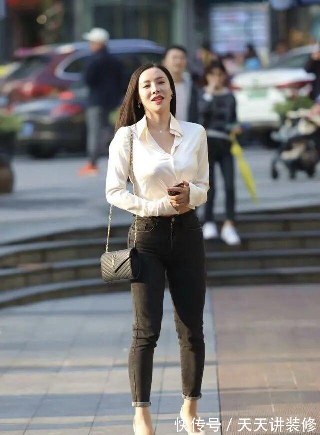 裸脚踝 今秋流行“裹腿裸脚踝”，正常搭配无需太复杂，可谓简单便是美！